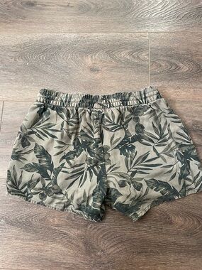 Women’s Olive Green old Navy Tropical Print Elastic Waist Shorts with pockets
